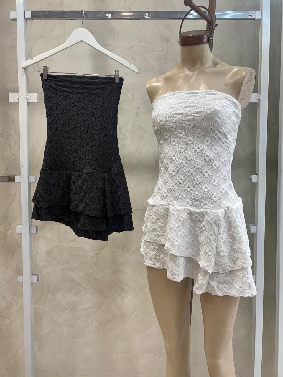 Vestido straples volado texturado