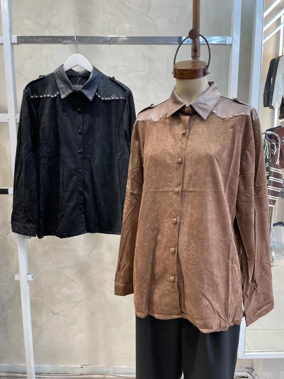 Camisa c/ tachas gamuzado (importado)