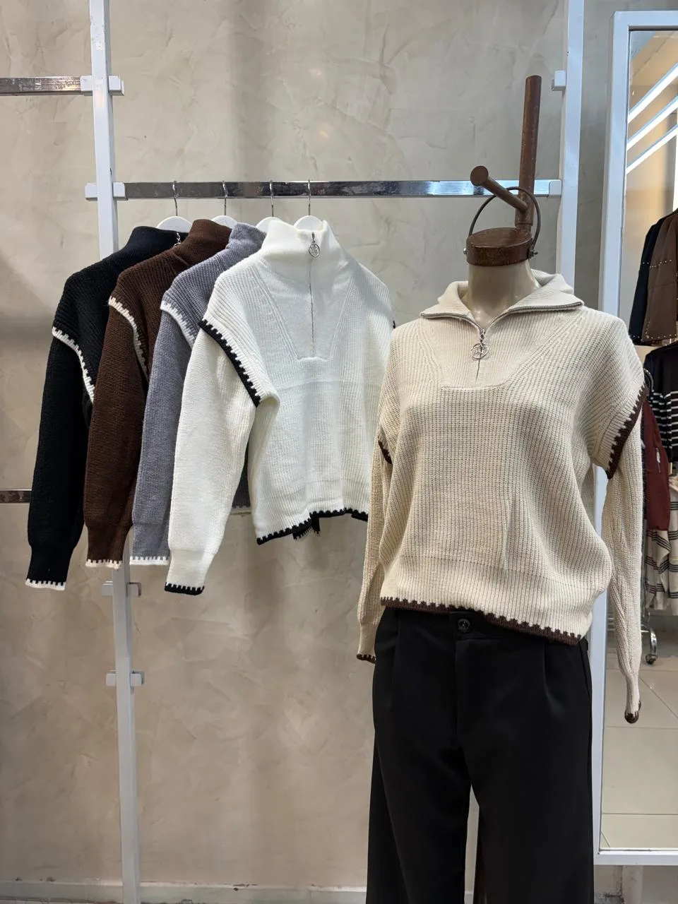 Alternative view of Sweater cuello alto combinado  c/cierre (importado)