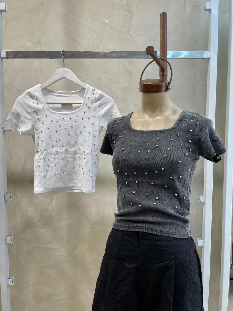 Remera escote cuadrado strass (importado)