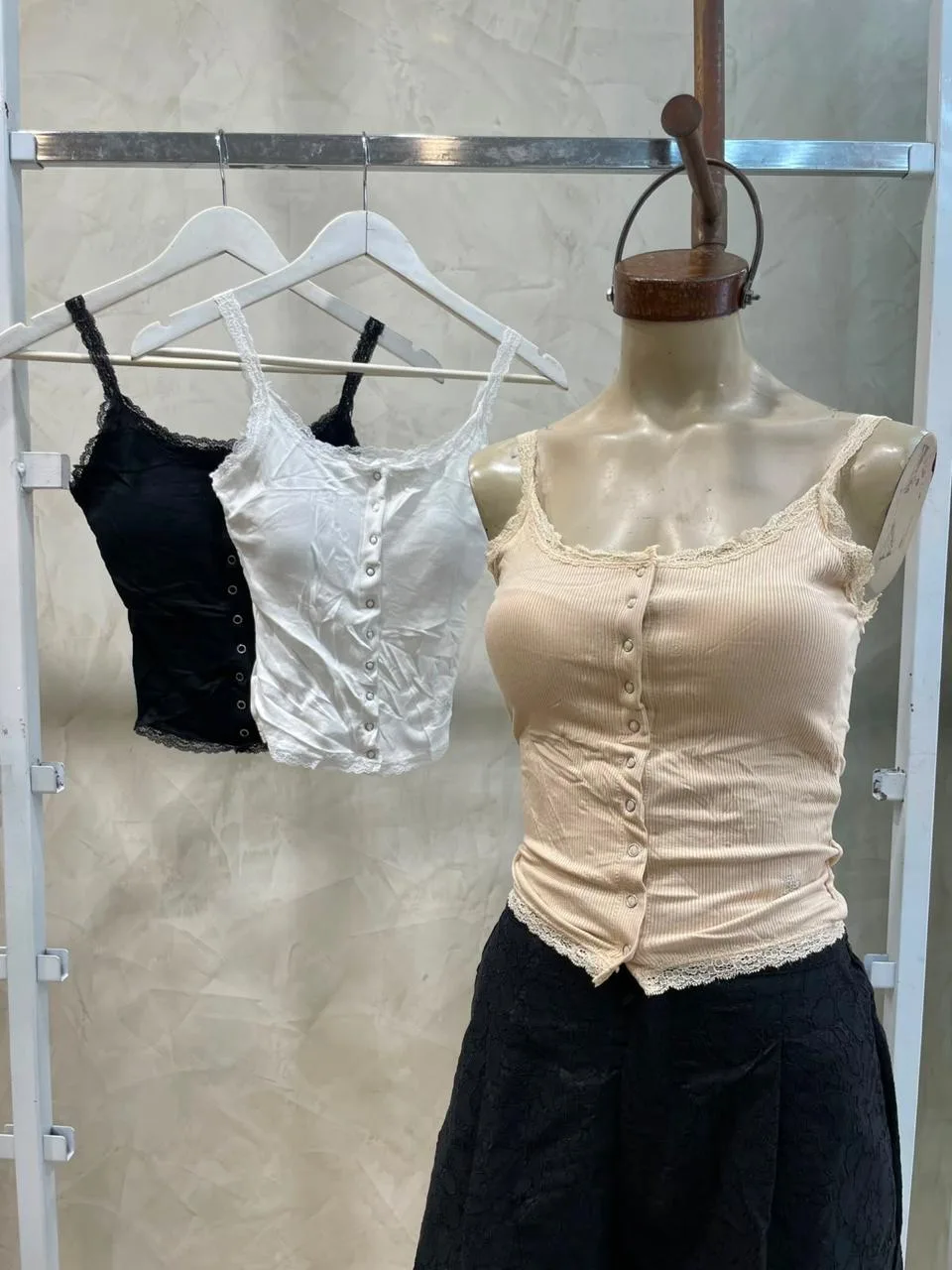 musculosa tachas c/ encaje (importado)