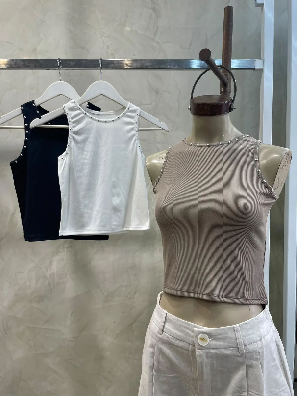 Alternative view of Musculosa Tachas cuello redondo (morley)