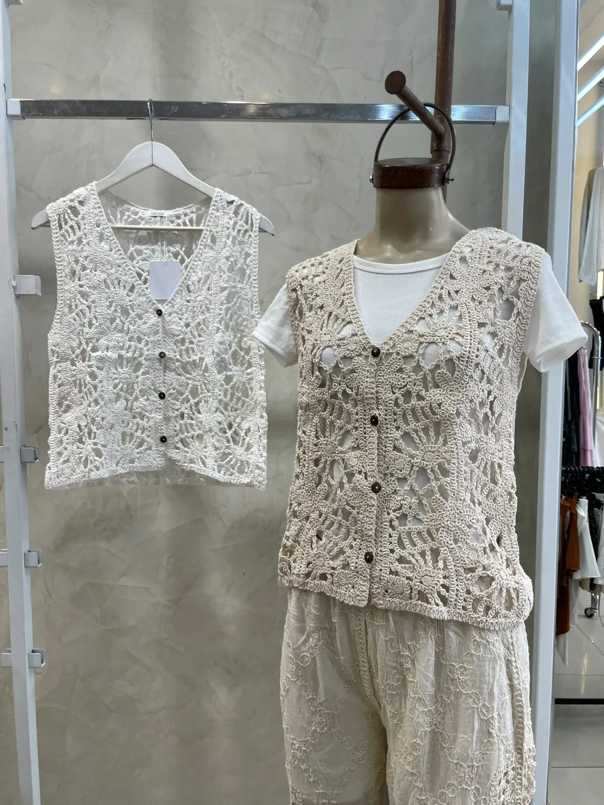 Alternative view of Chaleco Margarita Crochet (importado)
