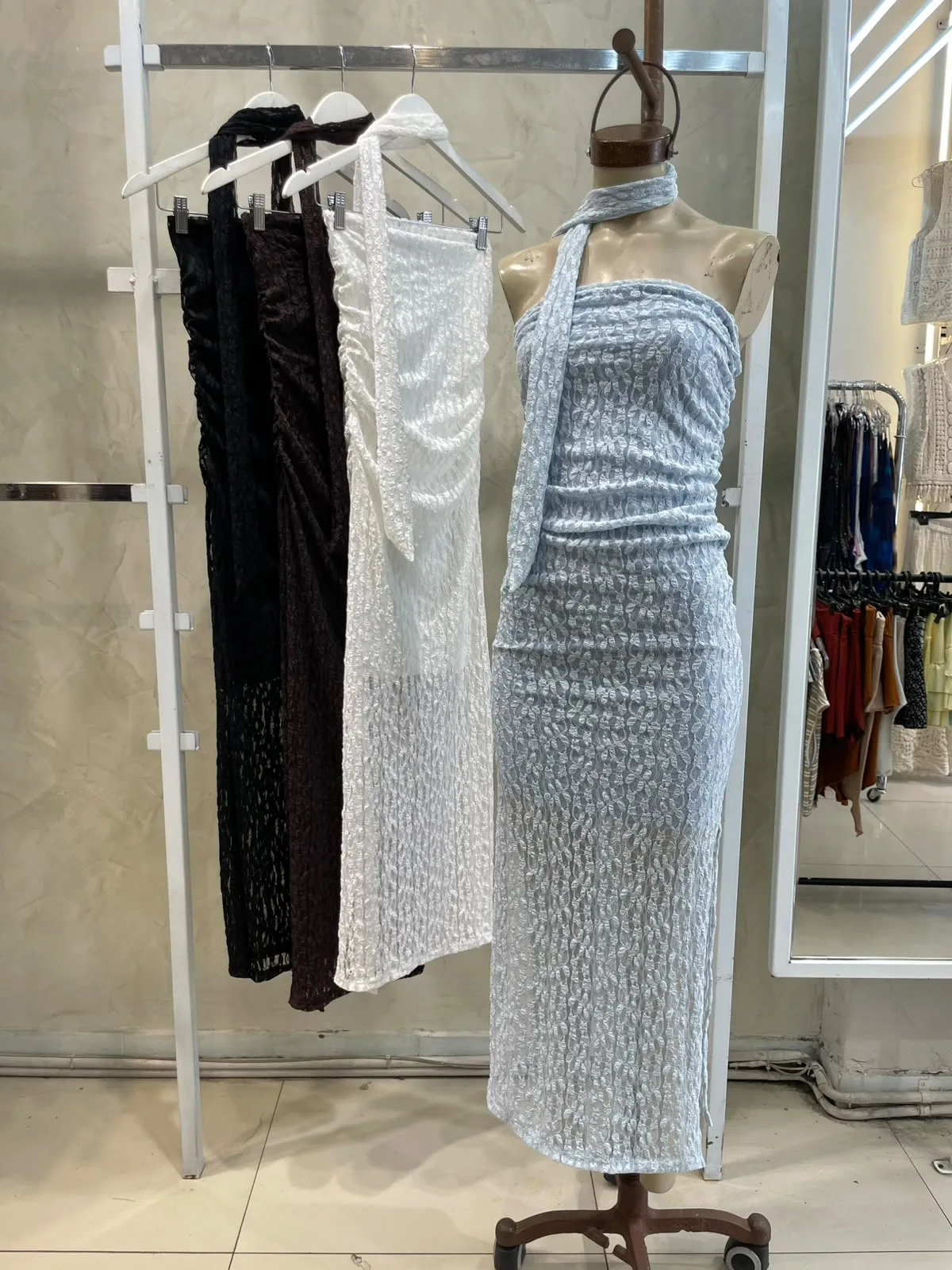 Vestido strapless fruncido (Encaje)